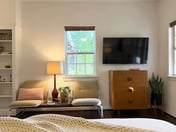 the escape: king bedroom w/pool, hot tub access