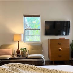the escape: king bedroom w/pool, hot tub access
