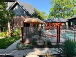 poolside getaway w/hot tub & relaxing courtyard - Image 5